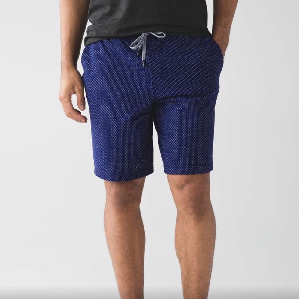 Lululemon Men’s Medium Roll Out Shorts Hero Blue Pockets Drawstring Stretch